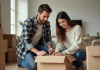 Conseils pour une organisation efficace le jour du déménagement : comment faire ? Jeune couple préparant un déménagement dans un intérieur cosy