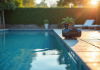 Piscine moderne au matin avec reflet du soleil sur l'eau bleue